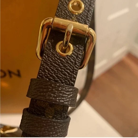 Louis Vuitton Monogram Pochette Metis - Picture 2 of 16